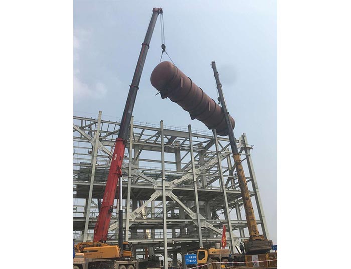 300吨吊车租赁助力大型气化炉吊装现场