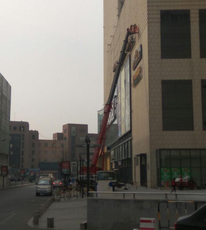75吨吊车出租助力书院路奥克斯广场广告牌安装现场