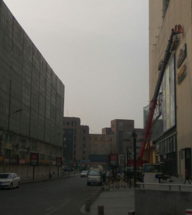 75吨吊车出租助力书院路奥克斯广场广告牌安装现场