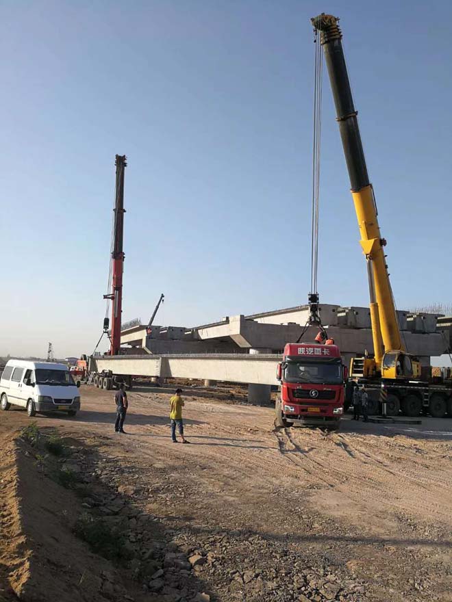 大型吊车租赁助力公路桥箱梁吊装安装现场